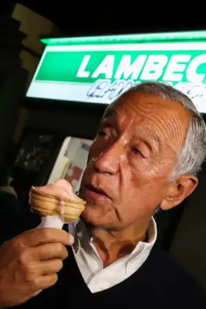 Imagem de Marcelo Rebelo de Sousa a comer um gelado